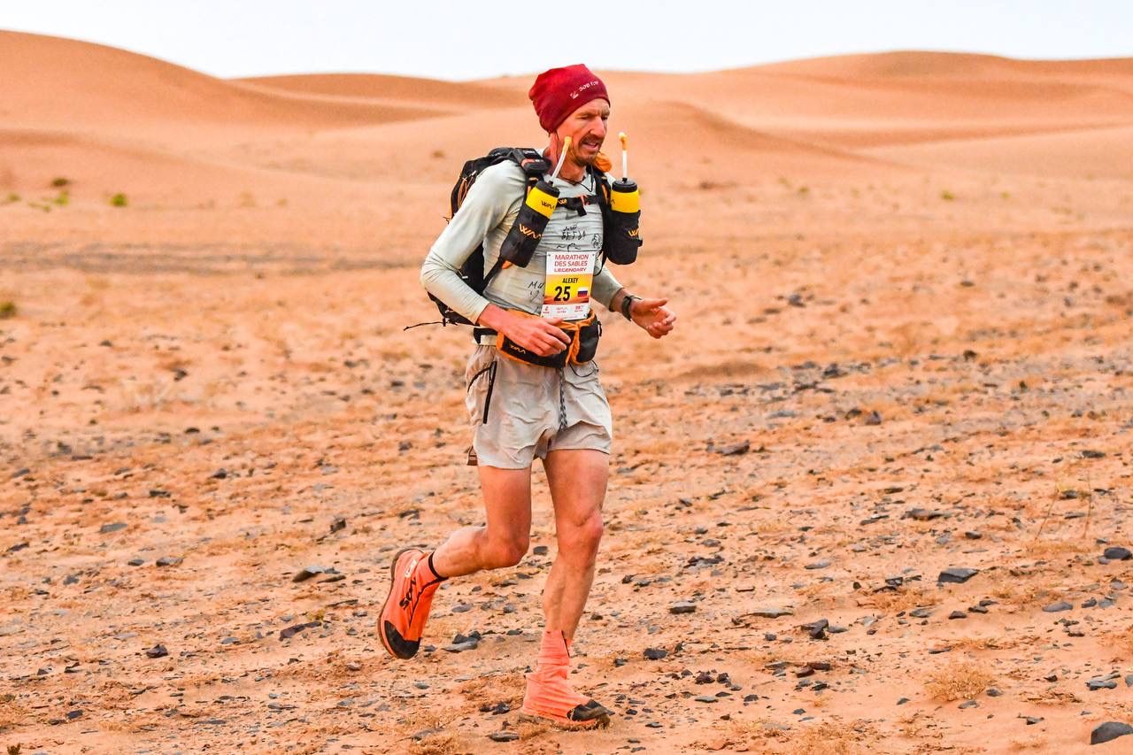 Алексей Смертин во время 252-километрового забега по Сахаре (Marathon des Sables, 2025 год)
