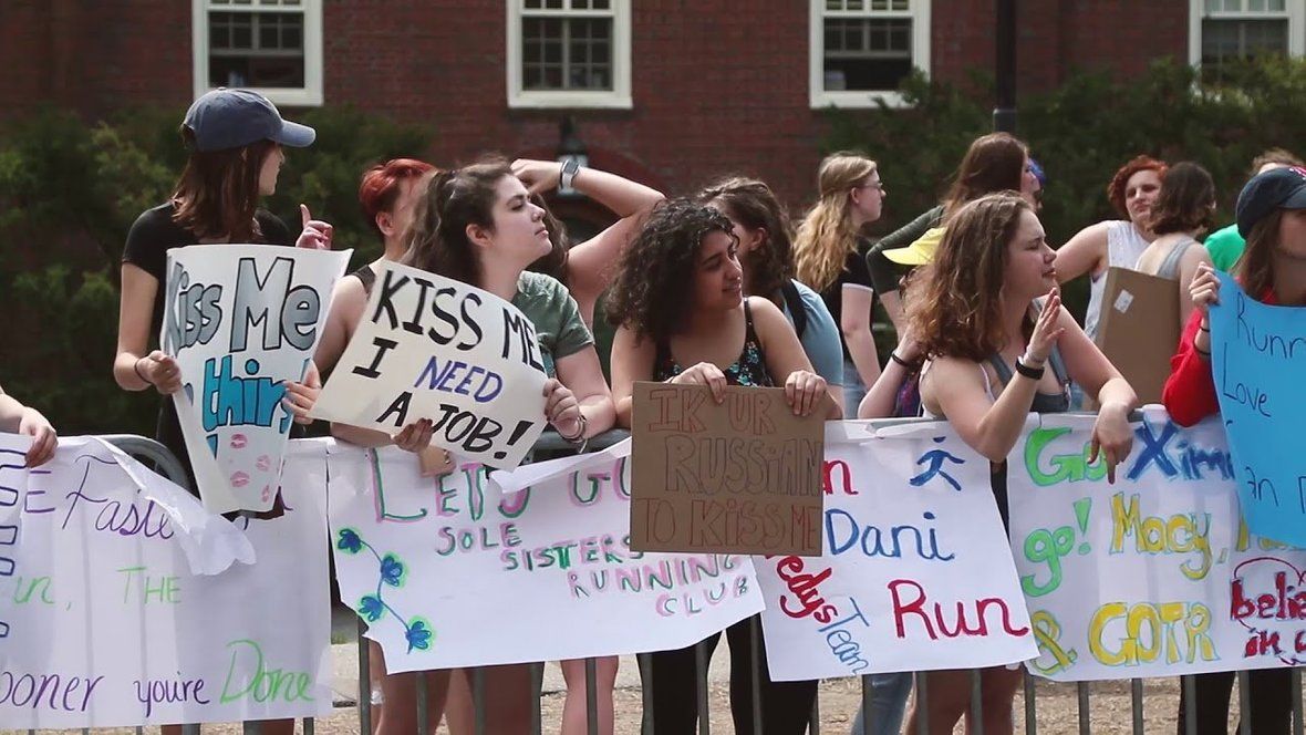 «Тоннель крика Уэллсли». 2017 Boston Marathon Wellesley College Scream Tunnel