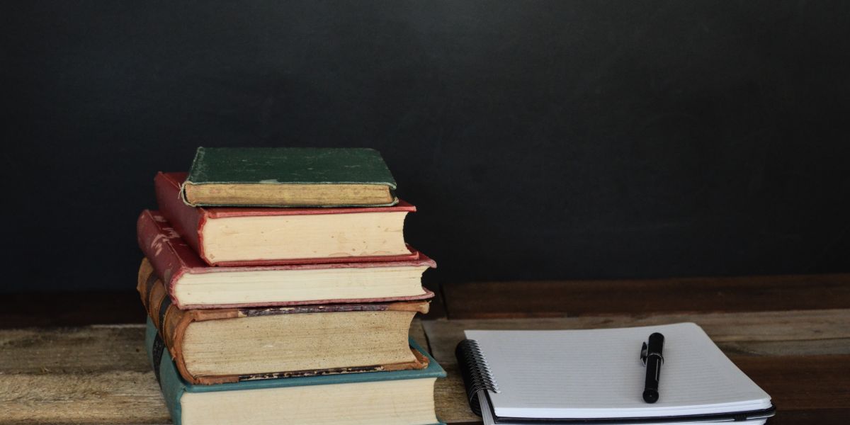 Книги ноября: как бороться с манипуляциями и чему можно научиться у растений