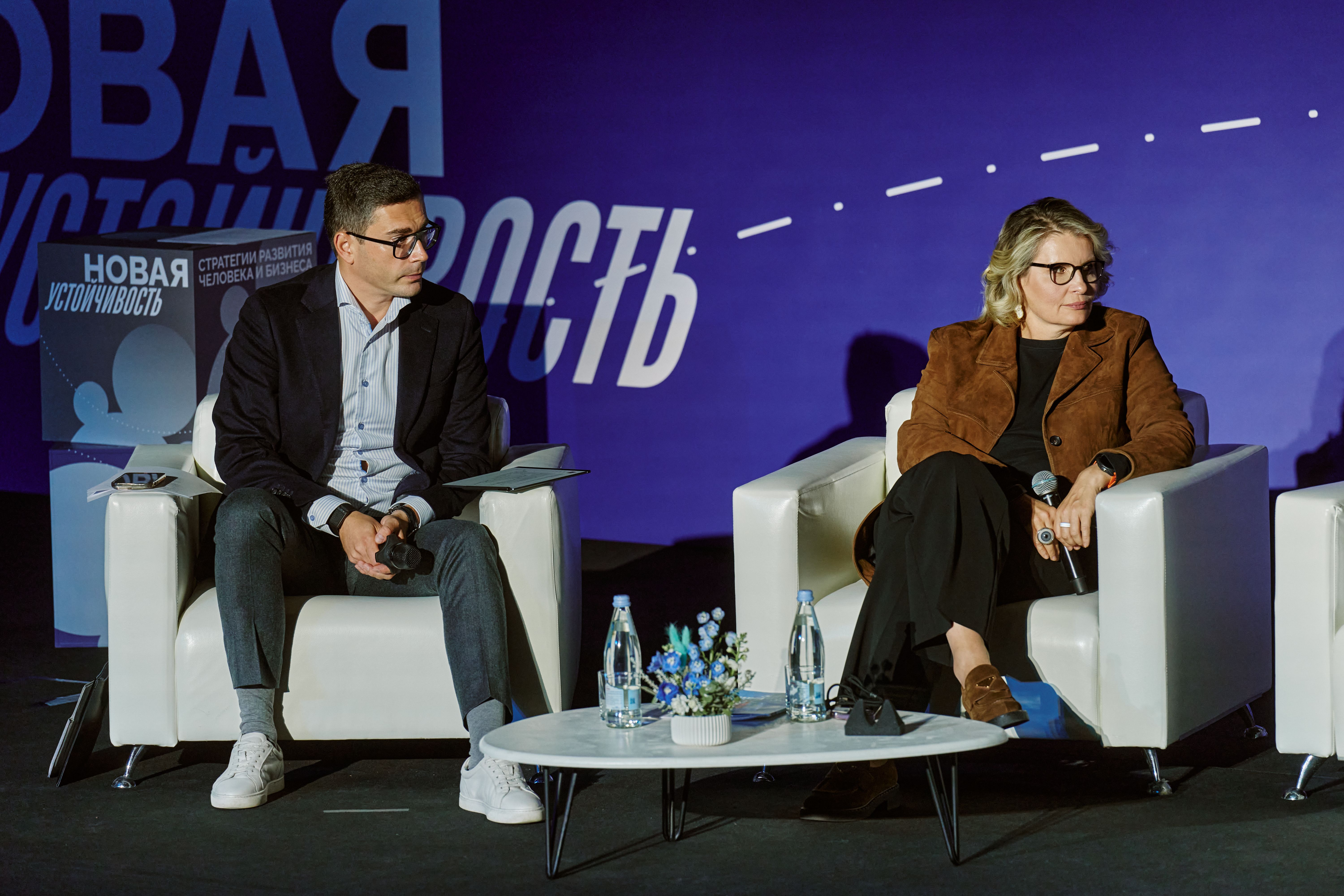 Шеф-редактор телеканала РБК Кирилл Токарев и профессор бизнес-практики, проректор по операционной деятельности и цифровому развитию Школы управления СКОЛКОВО Светлана Миронюк