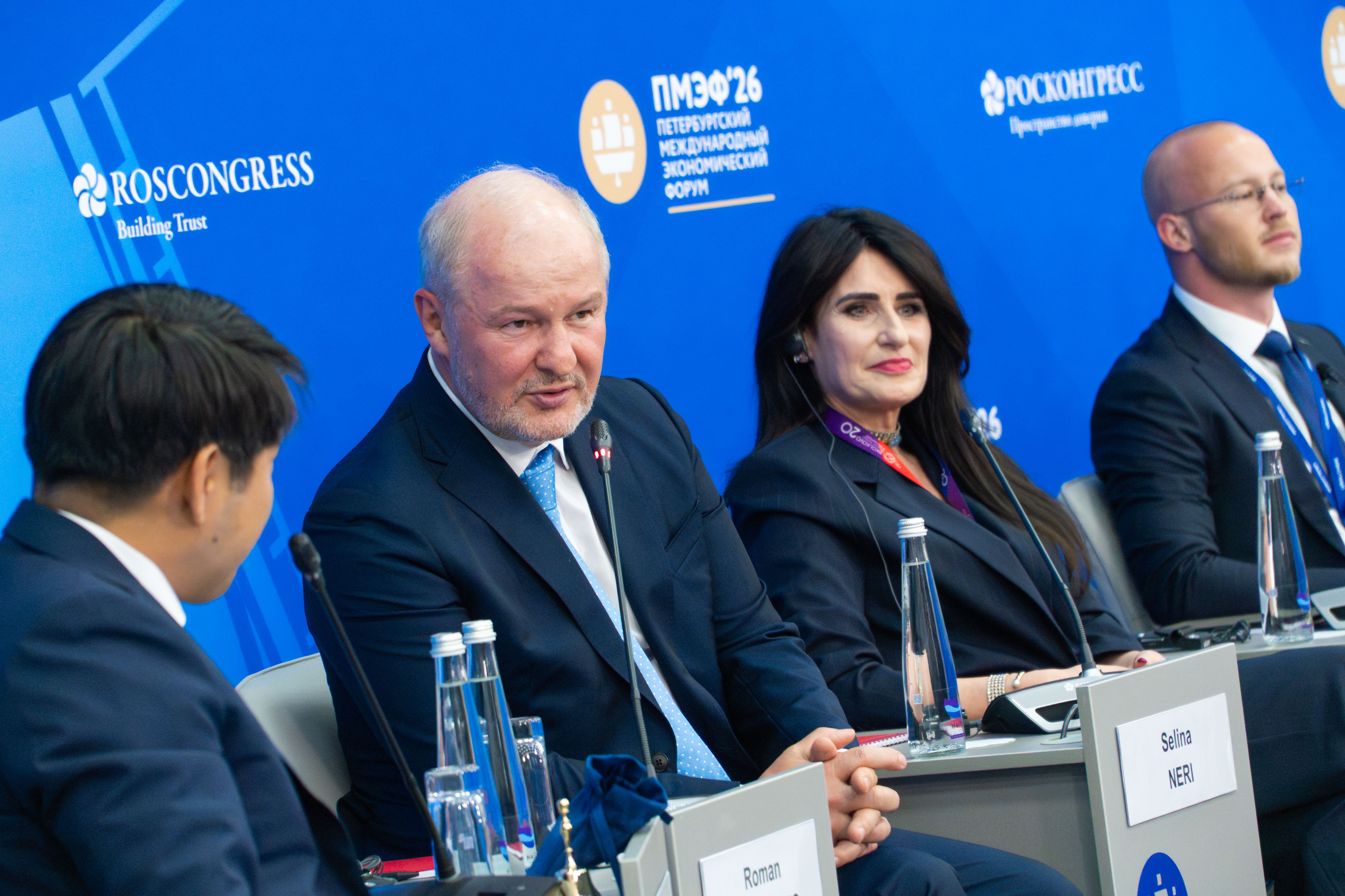 В центре – основатель «АЕОН» Роман Троценко