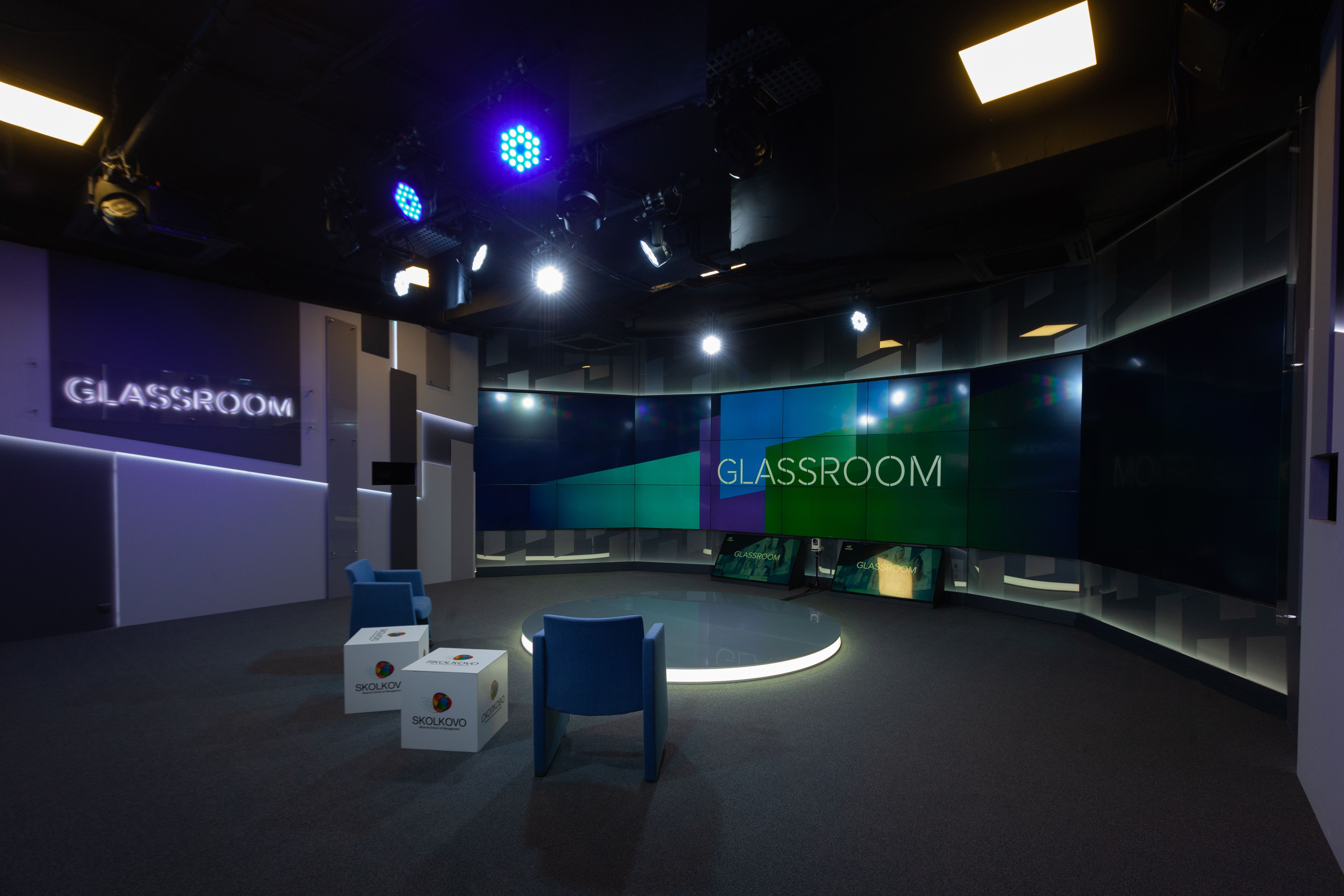 Сколковская студия GlassRoom хоть и не помещает слушателей в метавселенную, но хорошо иллюстрирует этот тезис. В студии можно проводить гибридные трансляции, которые вовлекают участников намного больше, чем стандартный видеозвонок. Интересная картинка, иммерсивное присутствие, когда ты чувствуешь, будто видишь людей вокруг, хотя они в онлайне.