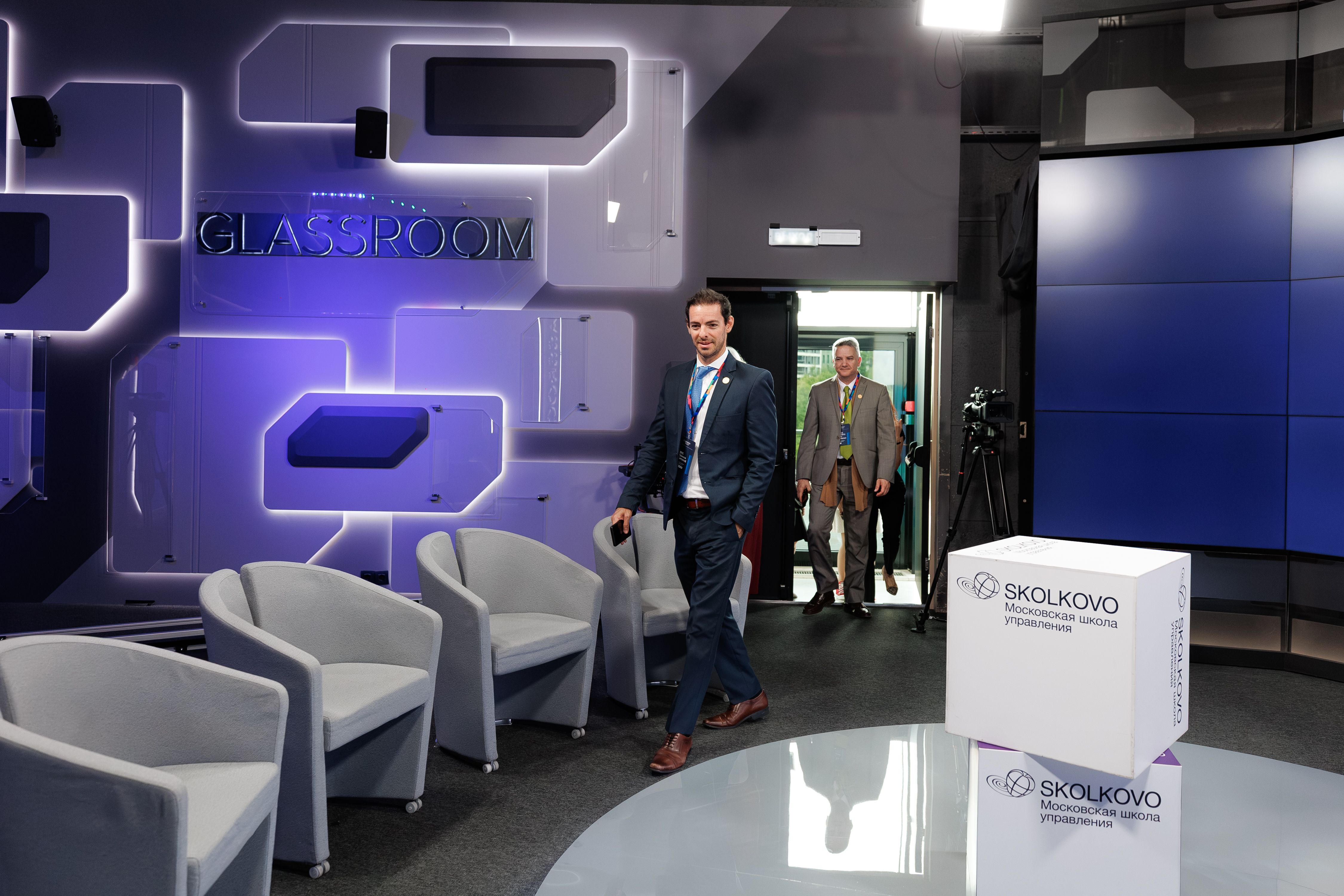 Гости из EQUAA осматривают мультимедийное пространство Glassroom