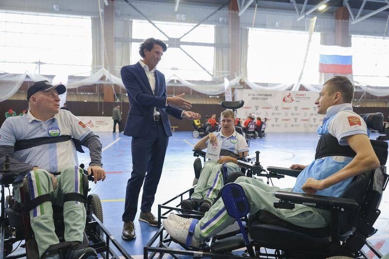 Директор департамента устойчивого развития и социальной ответственности РФС Алексей Смертин с подопечными